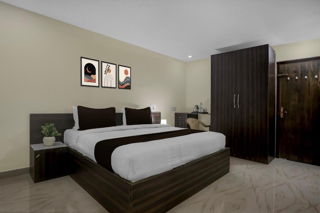 Hotel near Amaravathi temple and local landmarks
